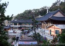 Busan: Yonggungsa situated on a rock overlooking the ocean